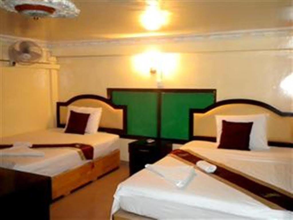 Golden Boat Guesthouse พนมเปญ ภายนอก รูปภาพ